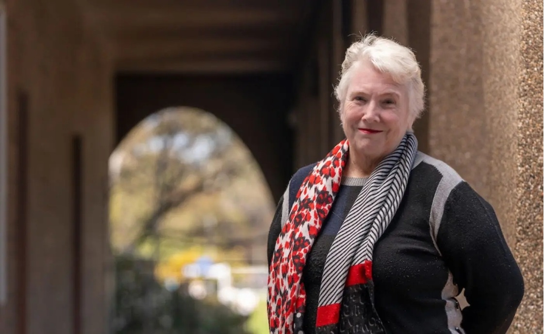 A portrait photograph of Roxanne Missingham